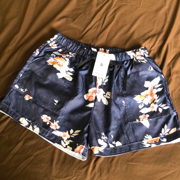 Basics Shorts - Picture 1 of 2
